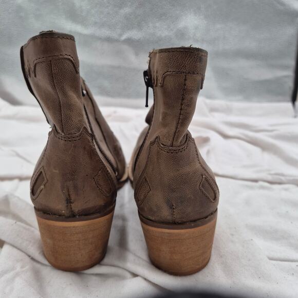 Very Volatile Women's Drexel leather Ankle Boot western-inspired bootie size 7 - Picture 4 of 8